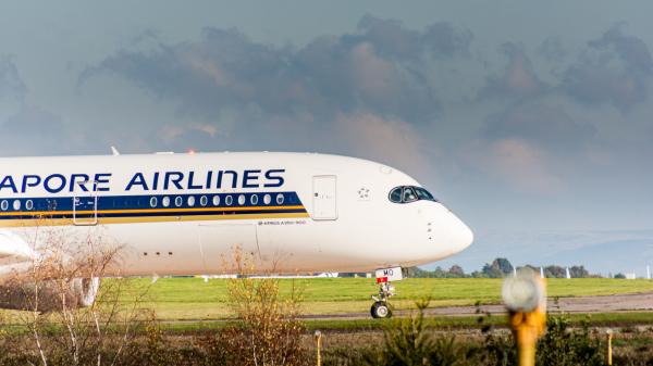Airbus_A350-941_9V-SMO_SQ51_MAN-SIN_2017